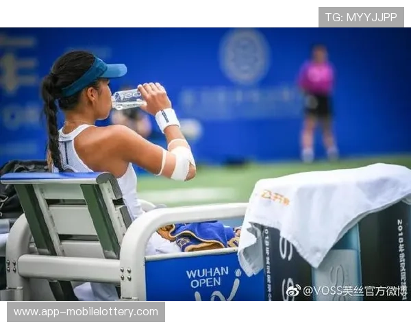 女子网球赛场激战正酣，高手对决成就巅峰对决，赛季冠军悬念引发全球关注